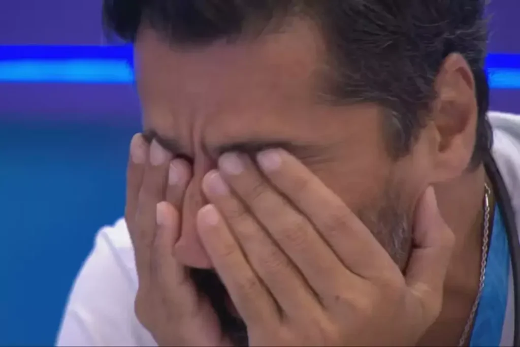 Cowboy se emociona ao receber vídeo da família no BBB 26
