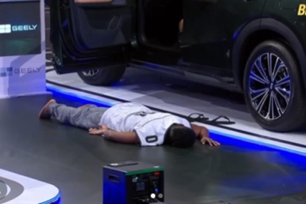 Momento tenso no BBB 26: Leandro Boneco passa mal durante prova
