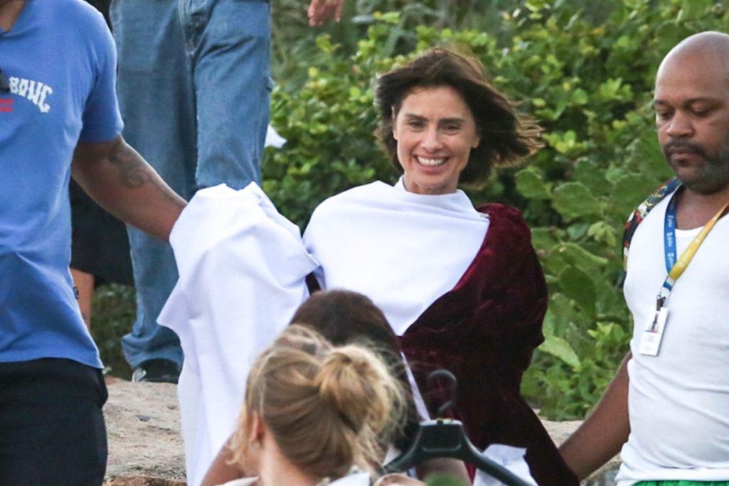 Carolina Dieckmann brilha em gravações do filme A Viagem na praia