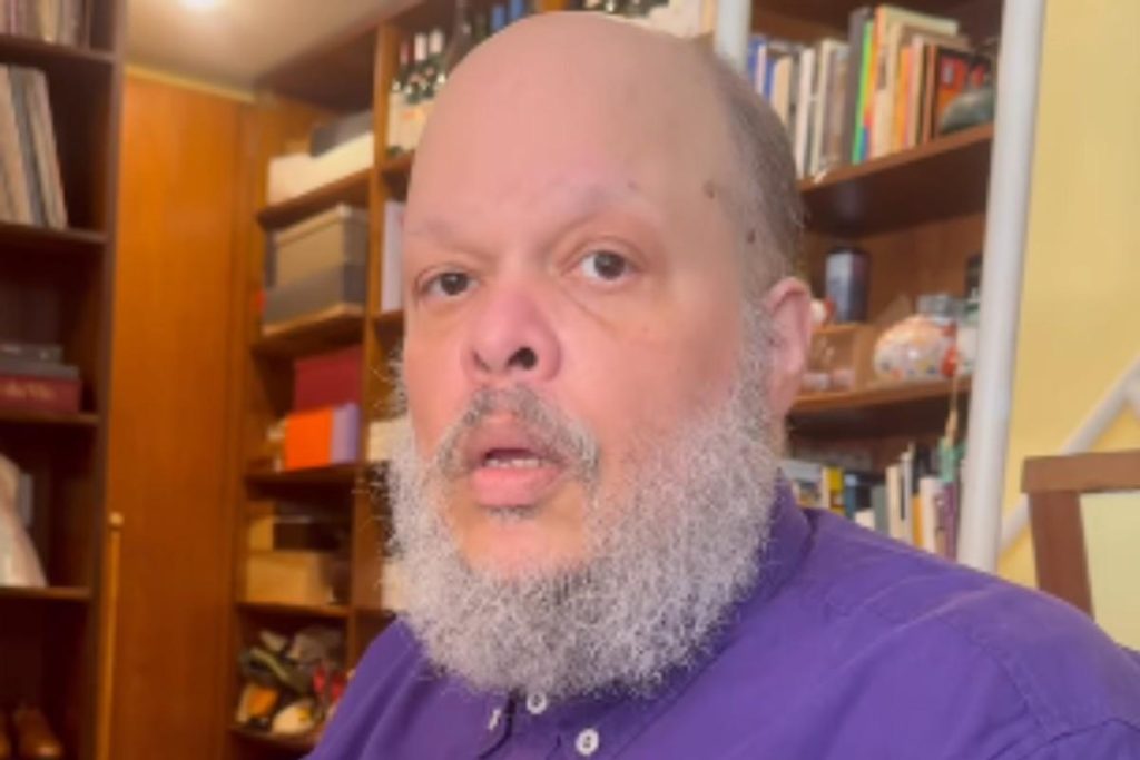 Ed Motta leva na esportiva polêmica do garçom em show carioca