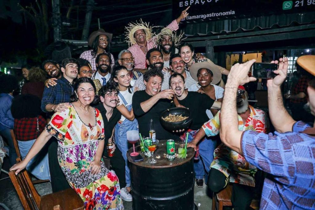Elenco de A Nobreza do Amor anima festa junina e comemora sucesso