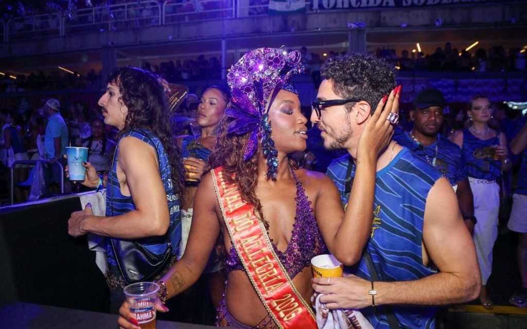 IZA se declara e mostra João Vitor Silva como namorado pela primeira vez