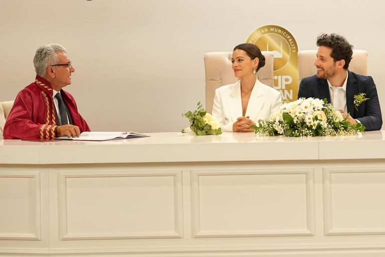 Karsu dá uma reviravolta com casamento falso em Coração de Mãe!