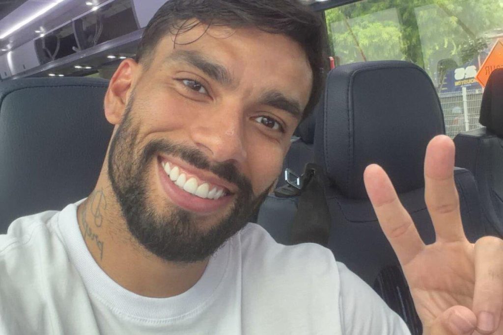 Paquetá se diverte e agradece torcedores após viralizar meme