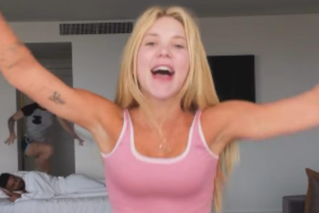 Virginia Fonseca está de volta e anima a torcida brasileira de pijama!