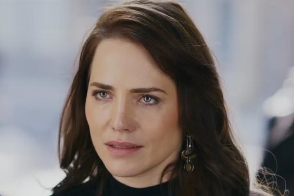 Saindo da prisão, Adriana tem planos de vingança contra Ademir!