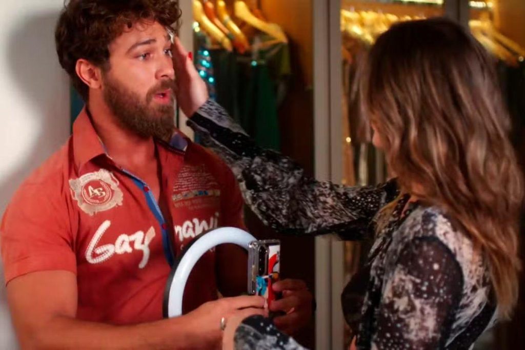 Naiane deixa Gael sem jeito ao gravar vídeo com lingerie