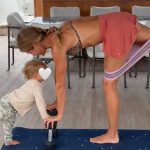 Momento especial: Gisele Bündchen treina com o caçula no iate