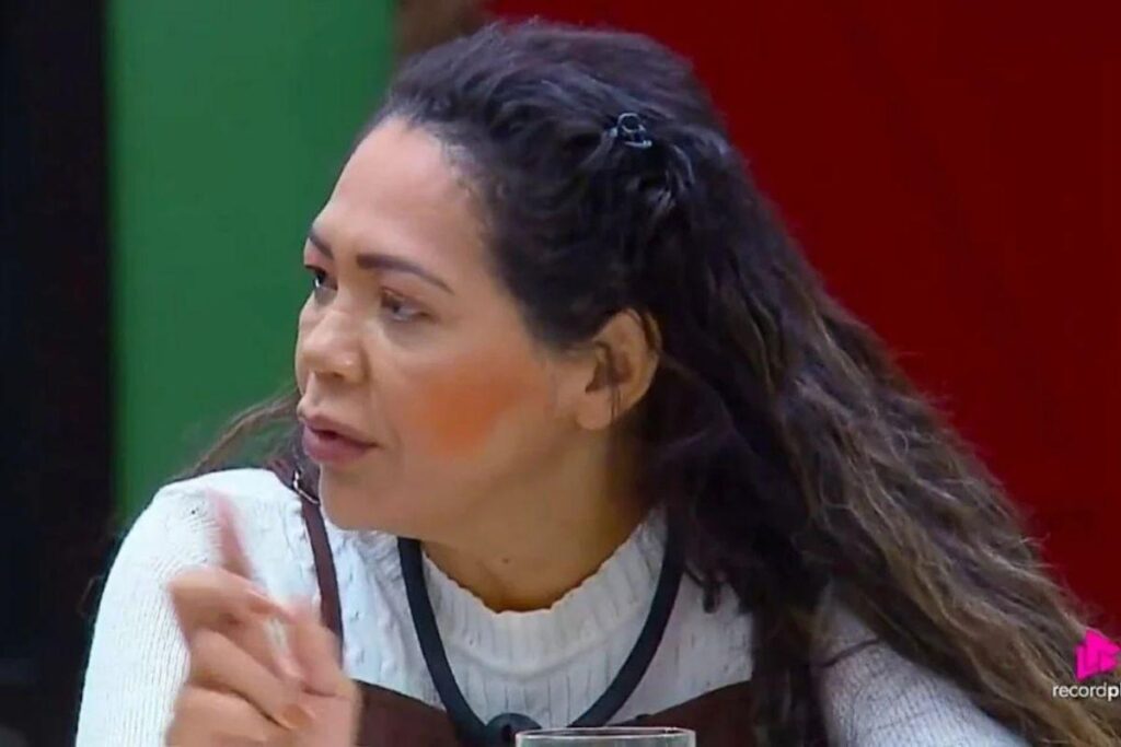 Darlin fica em alerta após Mariano mandar beijo para Giovanna
