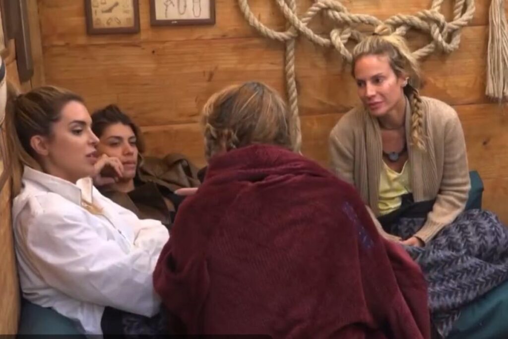 Adryana solta teoria maluca e deixa Mônica às risadas em A Fazenda 18
