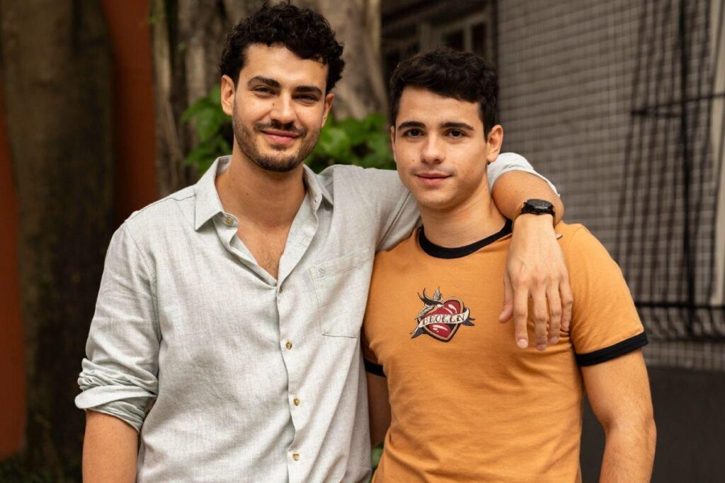 Fernando não desiste e tenta reconquistar Mau Mau antes do beijo com Felipe